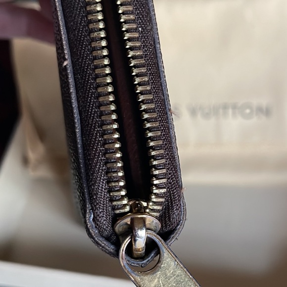 Sold *Authentic Louis Vuitton Zippy Wallet - Picture 11 of 15